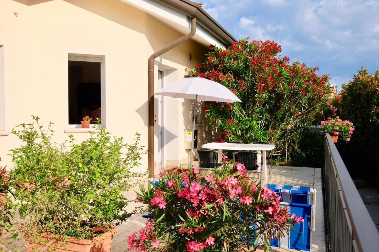Appartamento In Villa Daniela Con Piscina Privata Carraro Immobiliare Jesolo - Family Apartments Exterior foto